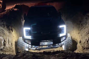 Elástak egy platóst, hogy bunkert csináljanak belőle