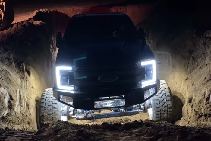 Elástak egy platóst, hogy bunkert csináljanak belőle