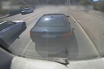 Az Erzsébet hídon büntetőfékezett, de a busz nem állt meg