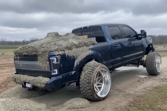 Több tonna friss betonnal kínozták a platóst