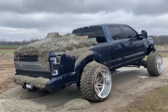 Több tonna friss betonnal kínozták a platóst