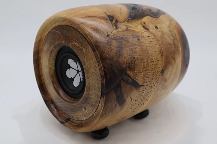 Élmény nézni, ahogy a száraz tuskóból hangszóró lesz