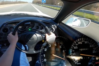 Ilyen brutális fenevadat még a német autópályán is ritkán látni!