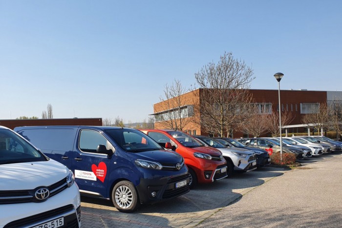 A Toyota húsz autóval segít a koronavírus ellen