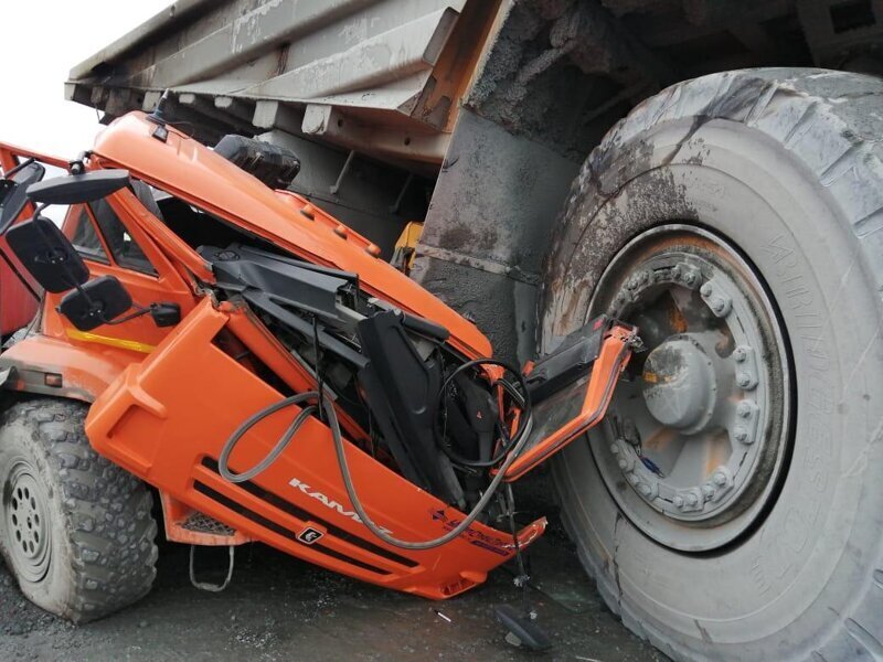 Eltiporta a Kamazt a hatalmas bányagép 4