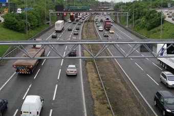 Száguldozót csinál a britekből a koronavírus