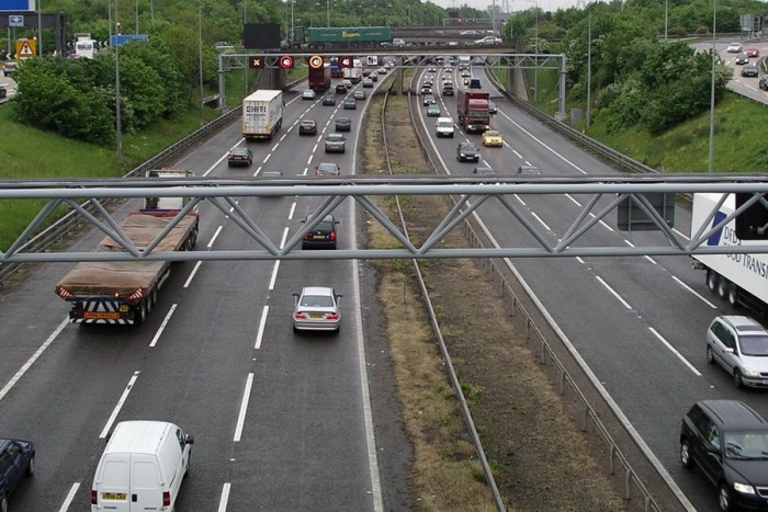 Száguldozót csinál a britekből a koronavírus