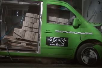 Ez történik akkor, ha karambolozol, és egy raklapnyi térkő van a raktérben