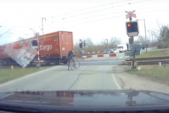 A koronavírustól igen, a vonattól kicsit sem fél ez a bringás