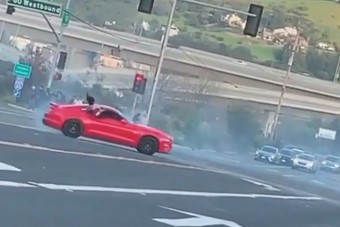 Közúton pörgő Mustangból repült ki az ablakba ülő utas