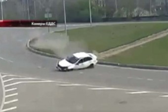 Két őrült baleset történt egy nap alatt ebben az orosz körforgalomban