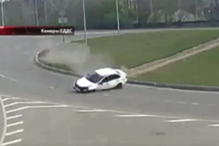 Két őrült baleset történt egy nap alatt ebben az orosz körforgalomban