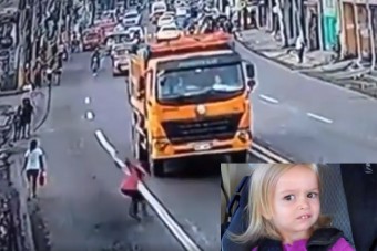 Fényes nappal, szándékosan ugrott a kamion alá - de miért?