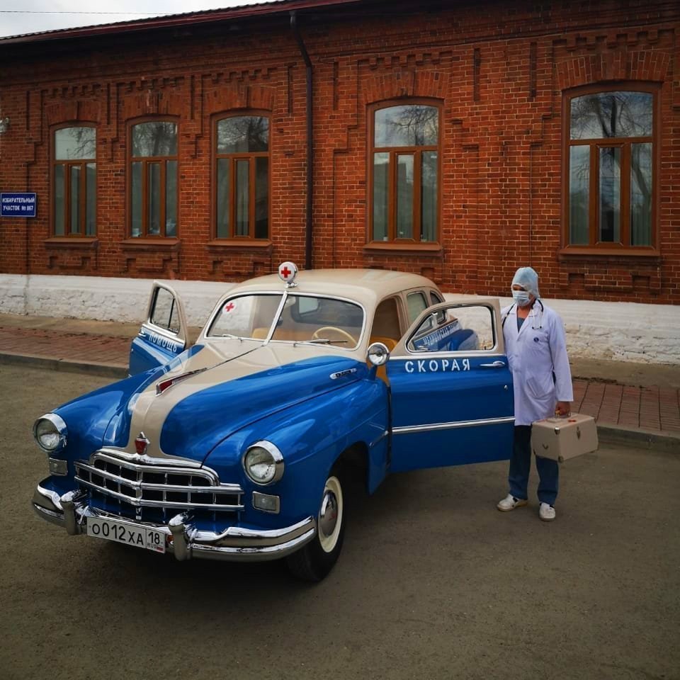 Retro mentőautóval viszik az orosz koronás betegeket 1