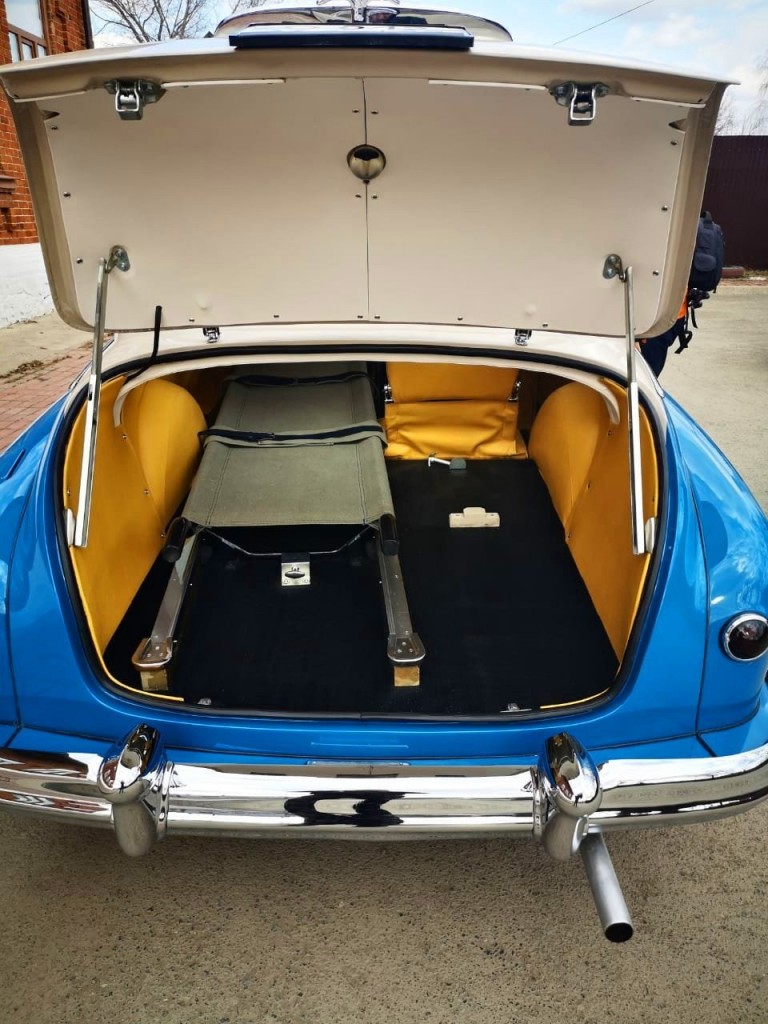 Retro mentőautóval viszik az orosz koronás betegeket 2