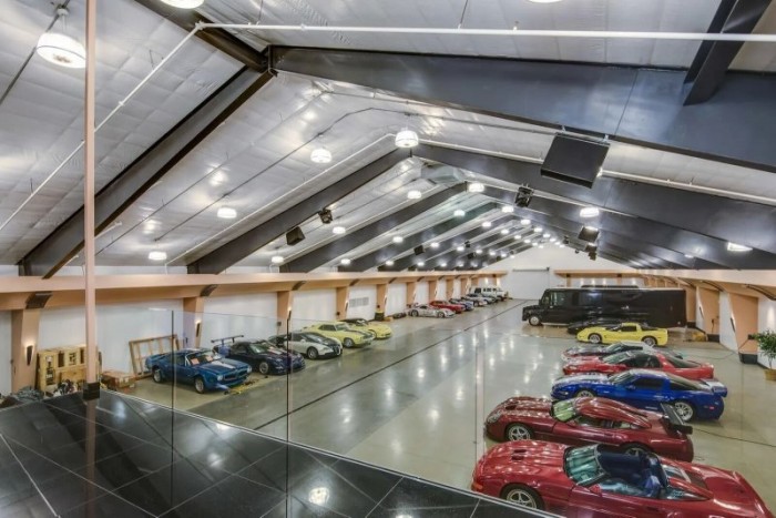 6,3 milliárdért eladó ez az álomház száz autót befogadó garázssal 5