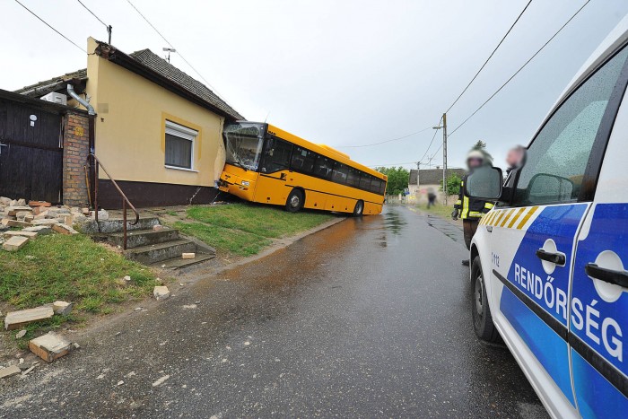 Akár egy űrsikló fellövésénél, úgy lángolt egy busz Nádújfalunál 2 | Vezess Akár egy űrsikló fellövésénél, úgy lángolt egy busz Nádújfalunál 2