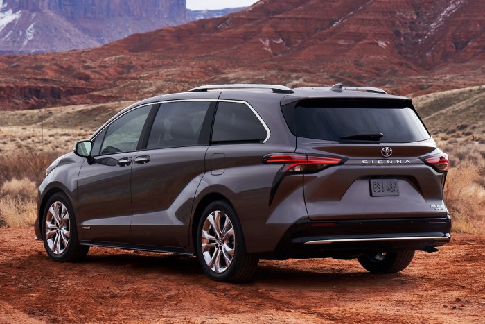 Nagy test, nagy tudás: videón a Toyota hibrid buszlimuzinja