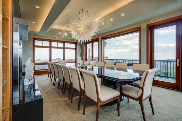 6,3 milliárdért eladó ez az álomház száz autót befogadó garázssal 3