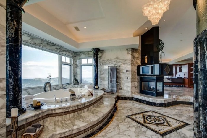 6,3 milliárdért eladó ez az álomház száz autót befogadó garázssal 2