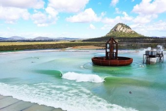 A világ legnagyobb hullámmedencéje a szörfösök paradicsoma