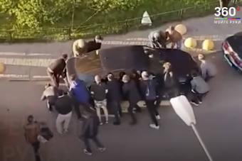 Lakók takarították el a tűzoltót akadályozó autót