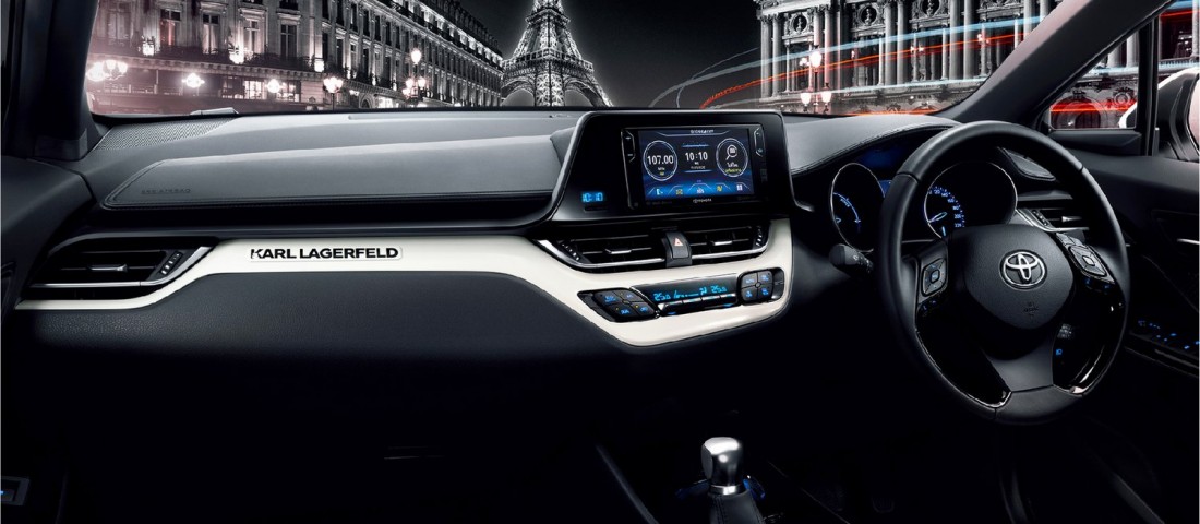 Divatautó feketén-fehéren