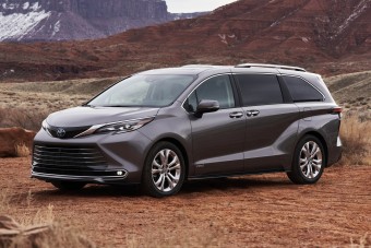 Hibrid buszlimuzin épült a RAV4 alapjaira