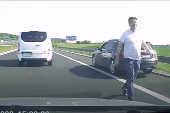 Kiszállt autópályán egy kamionossal beszélni, erre elgurult az autója