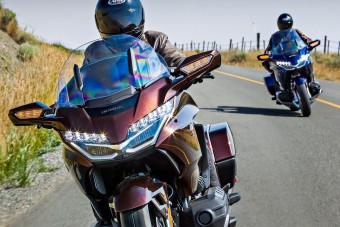 Nyugodtan kütyüzhetsz motorozás közben