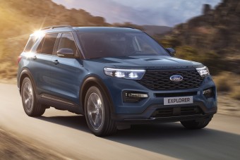 Itt a Ford hétszemélyes hibrid szabadidőjárműve