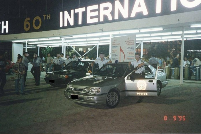 A görög rendőrök ezekkel a penge verdákkal harcoltak az illegális versenyzők ellen 11