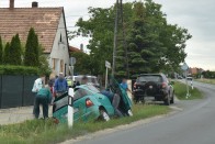 Péksütijei sodorták bajba az árokba csúszott Merci sofőrjét, Jézus megmentette 2