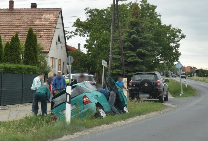 Péksütijei sodorták bajba az árokba csúszott Merci sofőrjét, Jézus megmentette 1 Péksütijei sodorták bajba az árokba csúszott Merci sofőrjét, Jézus megmentette 1