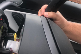 A tulaj kezébe esett az egy hónapos Tesla kormánya