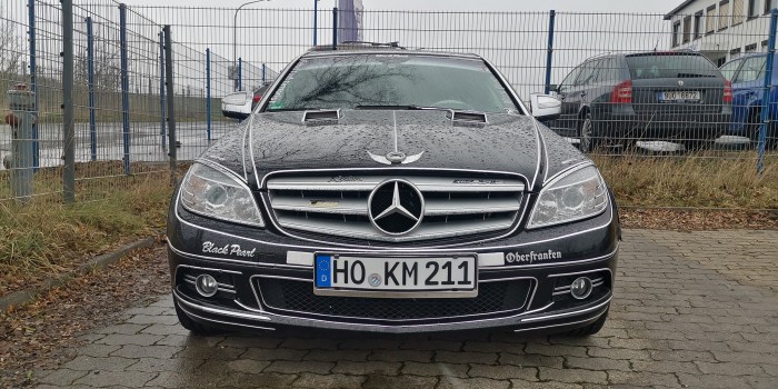 Ezt a Mercedest csúnyán elkapta a ragasztható krómcsík kórság 3 | Vezess Ezt a Mercedest csúnyán elkapta a ragasztható krómcsík kórság 3