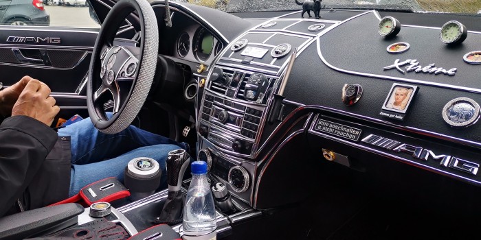 Ezt a Mercedest csúnyán elkapta a ragasztható krómcsík kórság 1