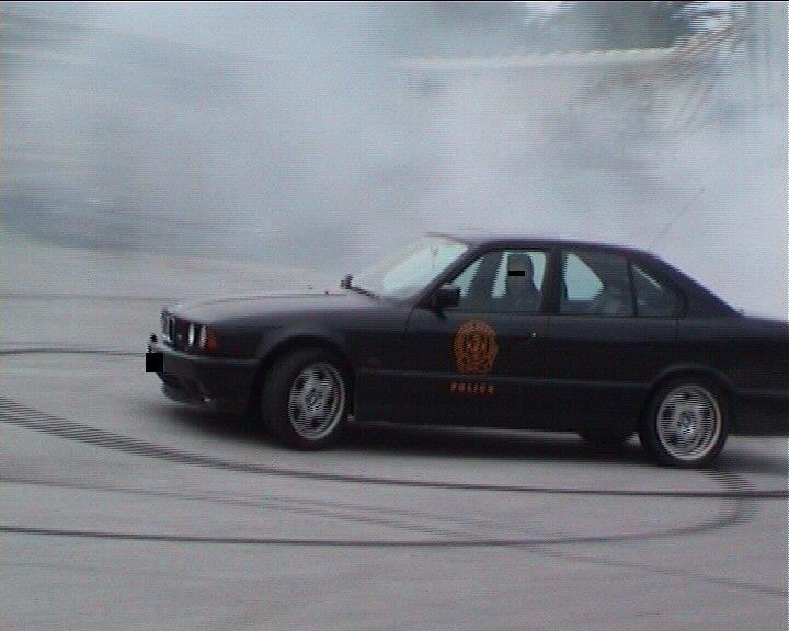 A görög rendőrök ezekkel a penge verdákkal harcoltak az illegális versenyzők ellen 6