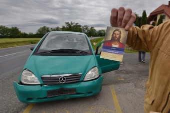 Péksütijei sodorták bajba az árokba csúszott Merci sofőrjét, Jézus megmentette