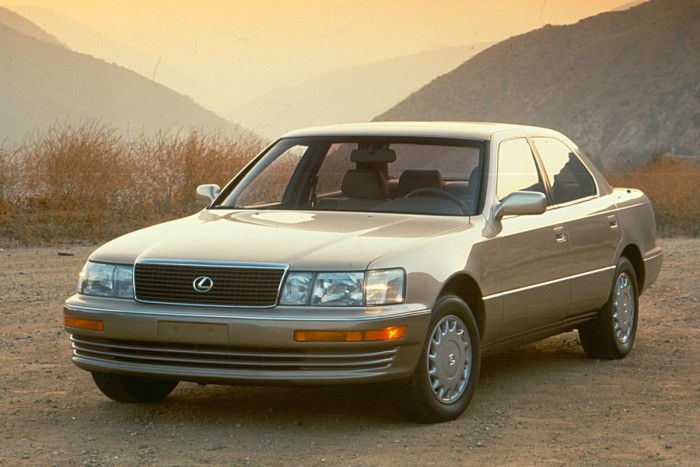 Az új Lexus LS is tudja az ikonikus poharas trükköt 1