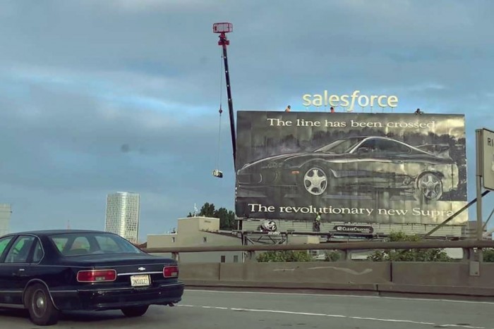 Miért van egy 1993-as Toyota Supra hirdetés még mindig az autópálya mellett?