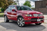 A BMW X5 4.8is-re még nem kellett M logó 21