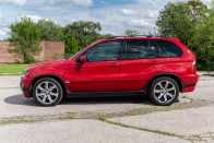 A BMW X5 4.8is-re még nem kellett M logó 19