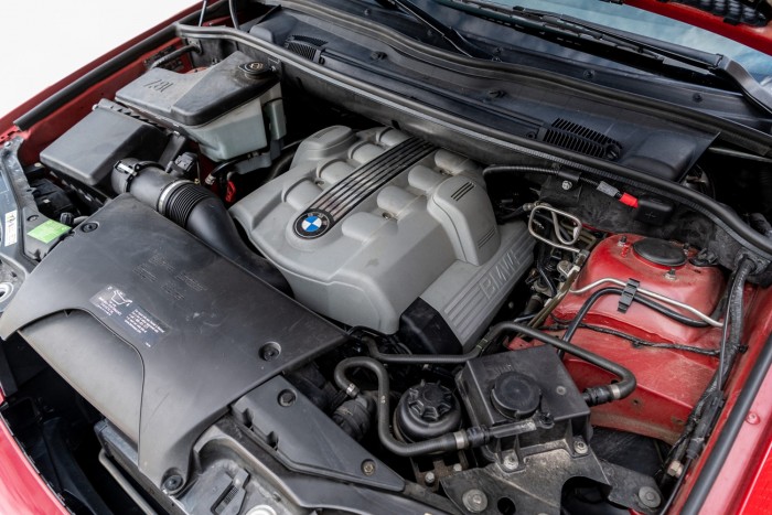 A BMW X5 4.8is-re még nem kellett M logó 7