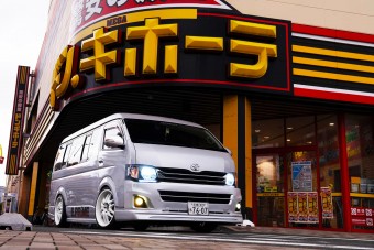 Versenygépet faragtak ebből a furgonból