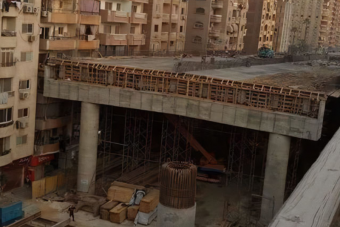 A házaktól pár centire épül autópálya Kairóban