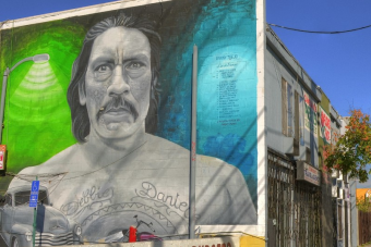 Rászorulóknak oszt ételt Hollywood legkeményebb arca, a 75 éves Danny Trejo