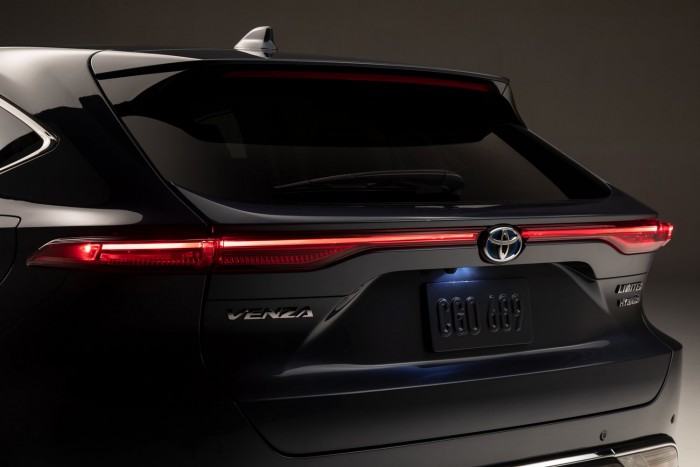 Videón ismerkedj a RAV4 fényűző tesójával