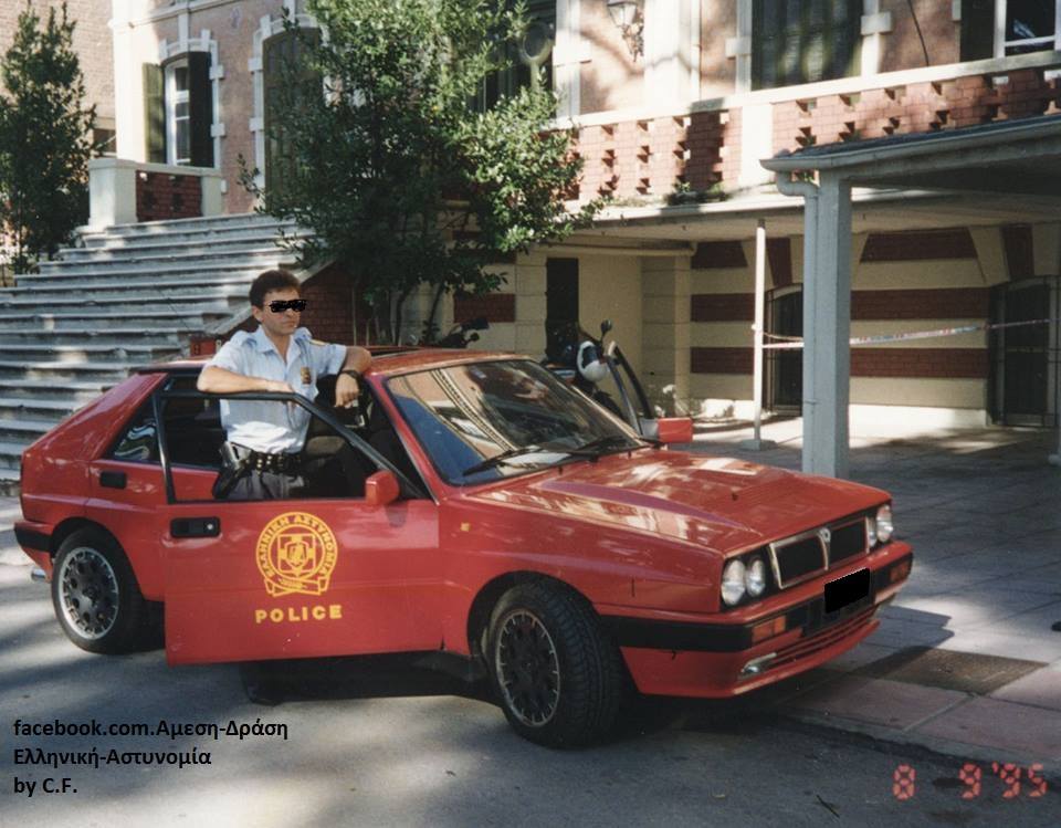 A görög rendőrök ezekkel a penge verdákkal harcoltak az illegális versenyzők ellen 9
