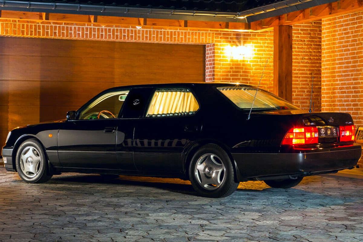 A 90-es évek luxusát adja a hosszított Lexus LS400 12